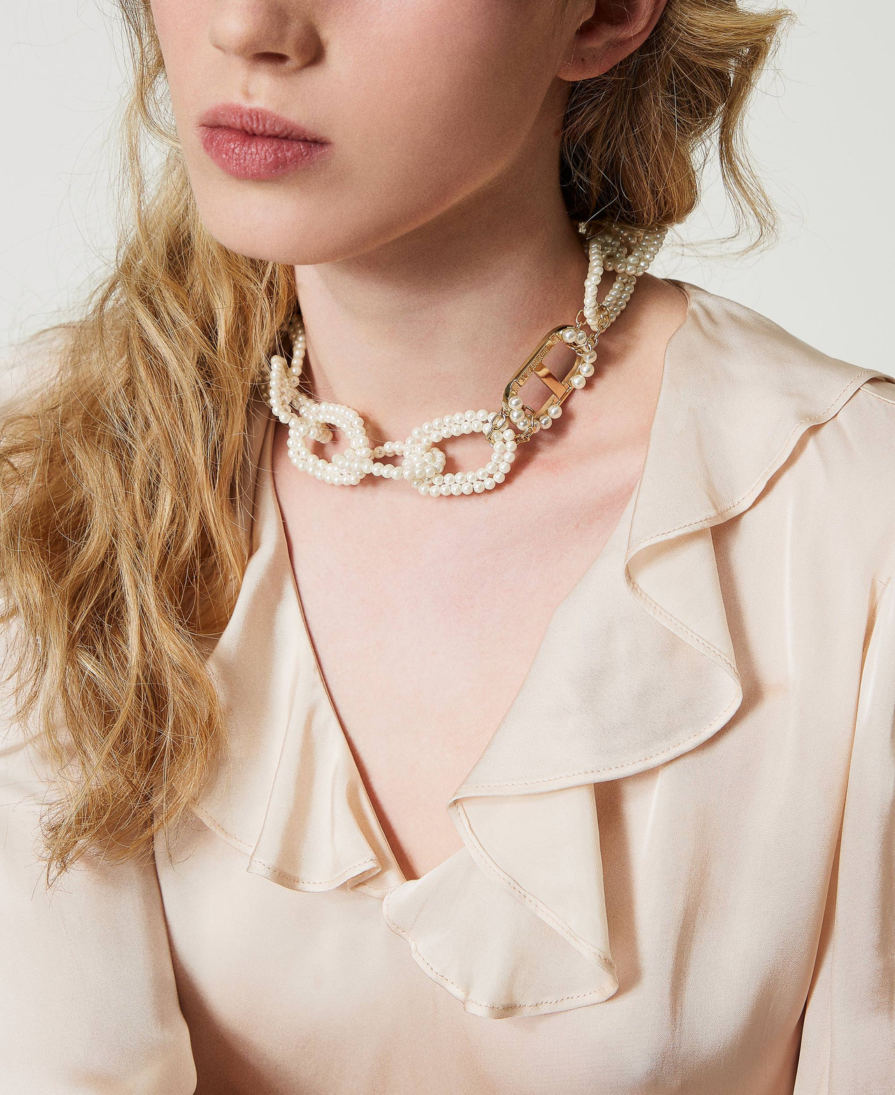 Necklace with pearl chain and Oval T