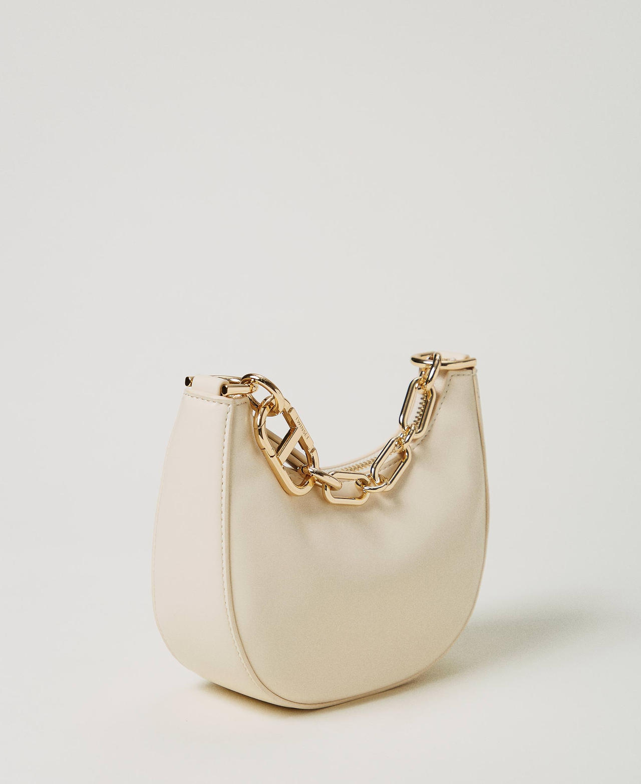Tasche „Mini Croissant“ mit „Oval T“-Schließe „Old White“ Frau 242TB7220_11748_02