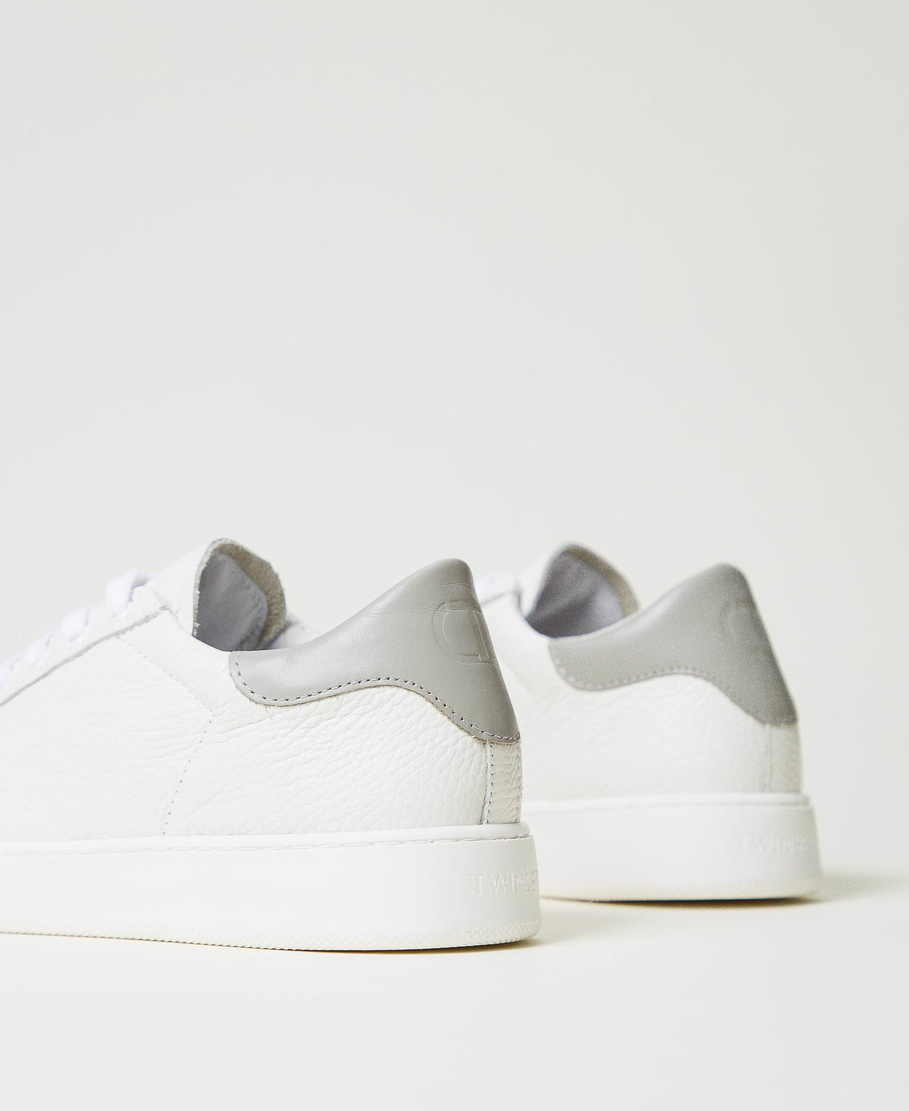 Leather trainers with Oval T