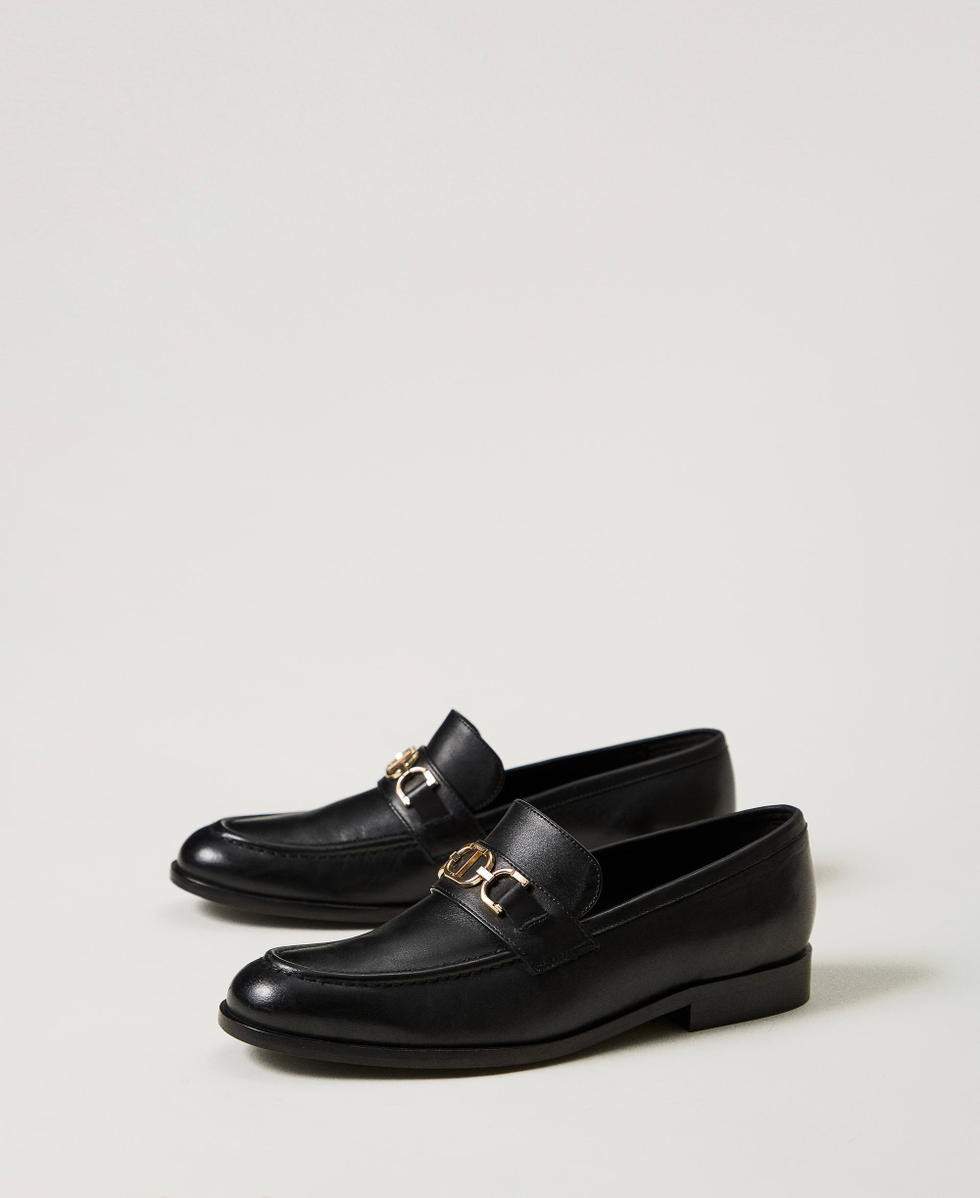 Mocassins en cuir avec barrette Oval T Noir Femme 242TCP100_00006_02