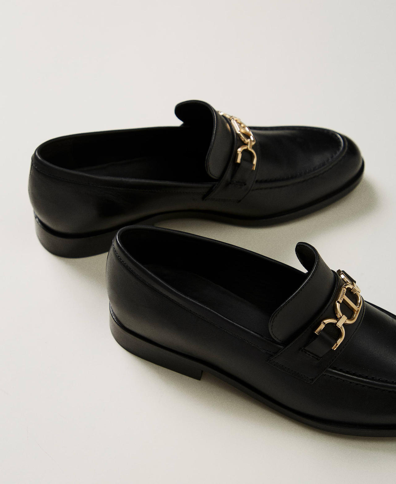 Mocassins en cuir avec barrette Oval T Noir Femme 242TCP100_00006_03