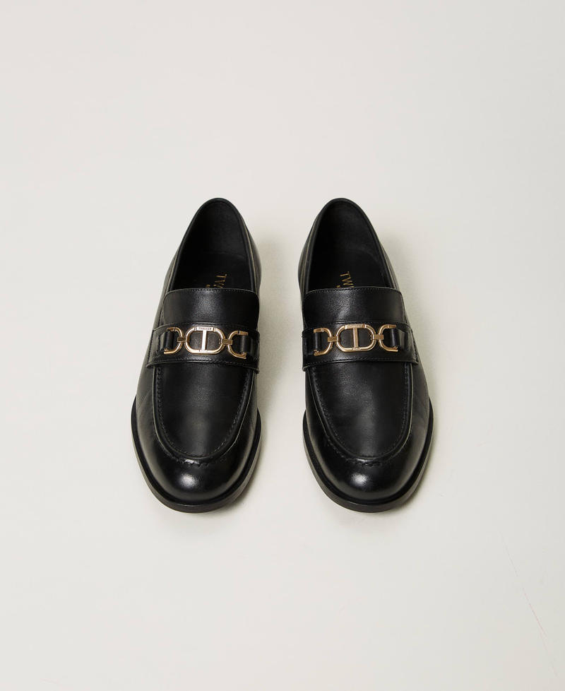 Mocassins en cuir avec barrette Oval T Noir Femme 242TCP100_00006_04
