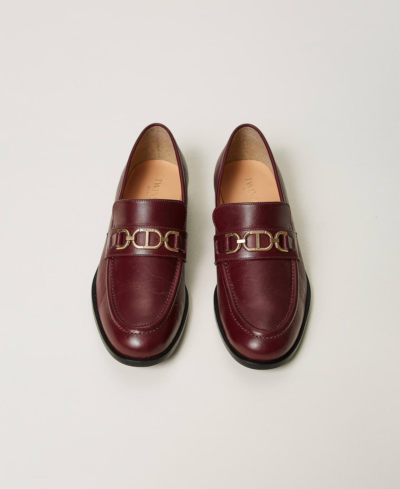 Leather loafers with Oval T clasp Bordeaux Woman 242TCP100_00020_03