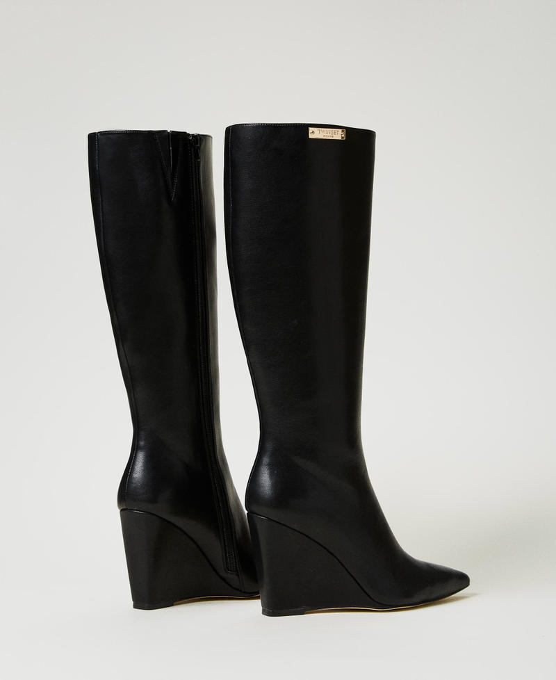 Hoher Stiefel mit Keilabsatz und Logoplakette Schwarz Frau 242TCP160_00006_03