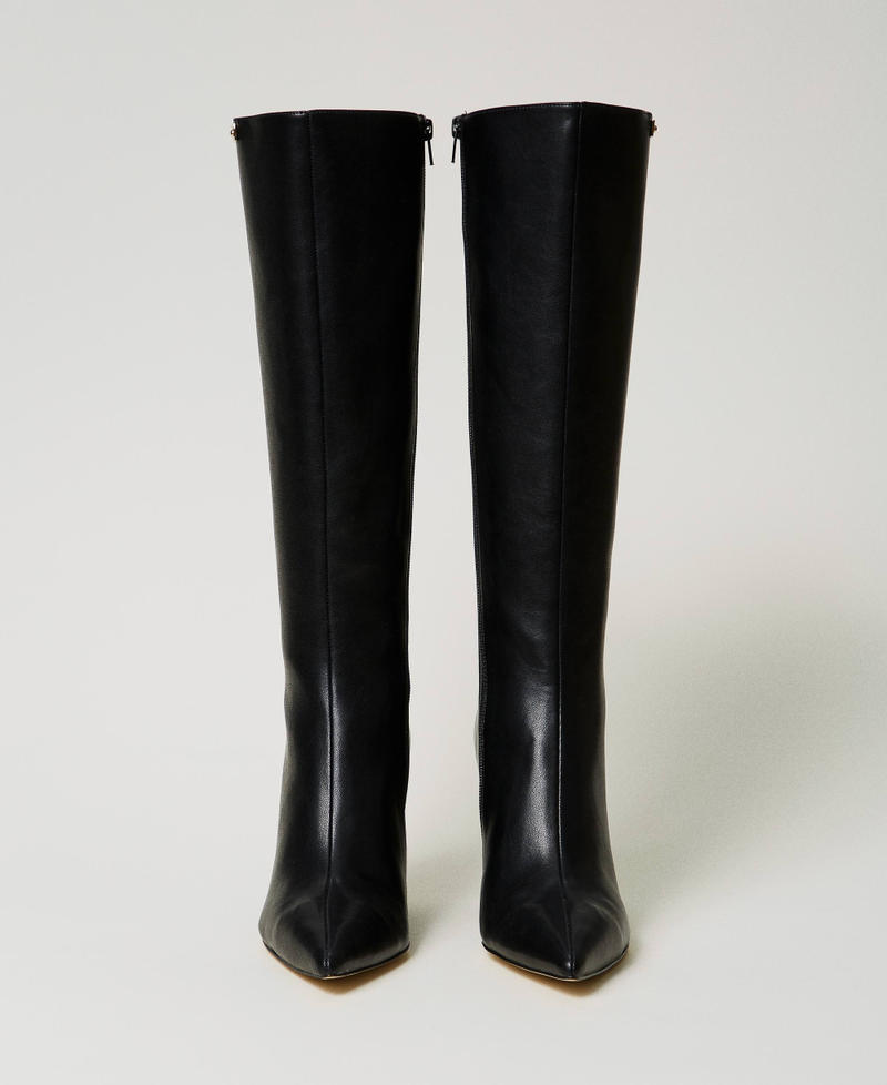 Hoher Stiefel mit Keilabsatz und Logoplakette Schwarz Frau 242TCP160_00006_04