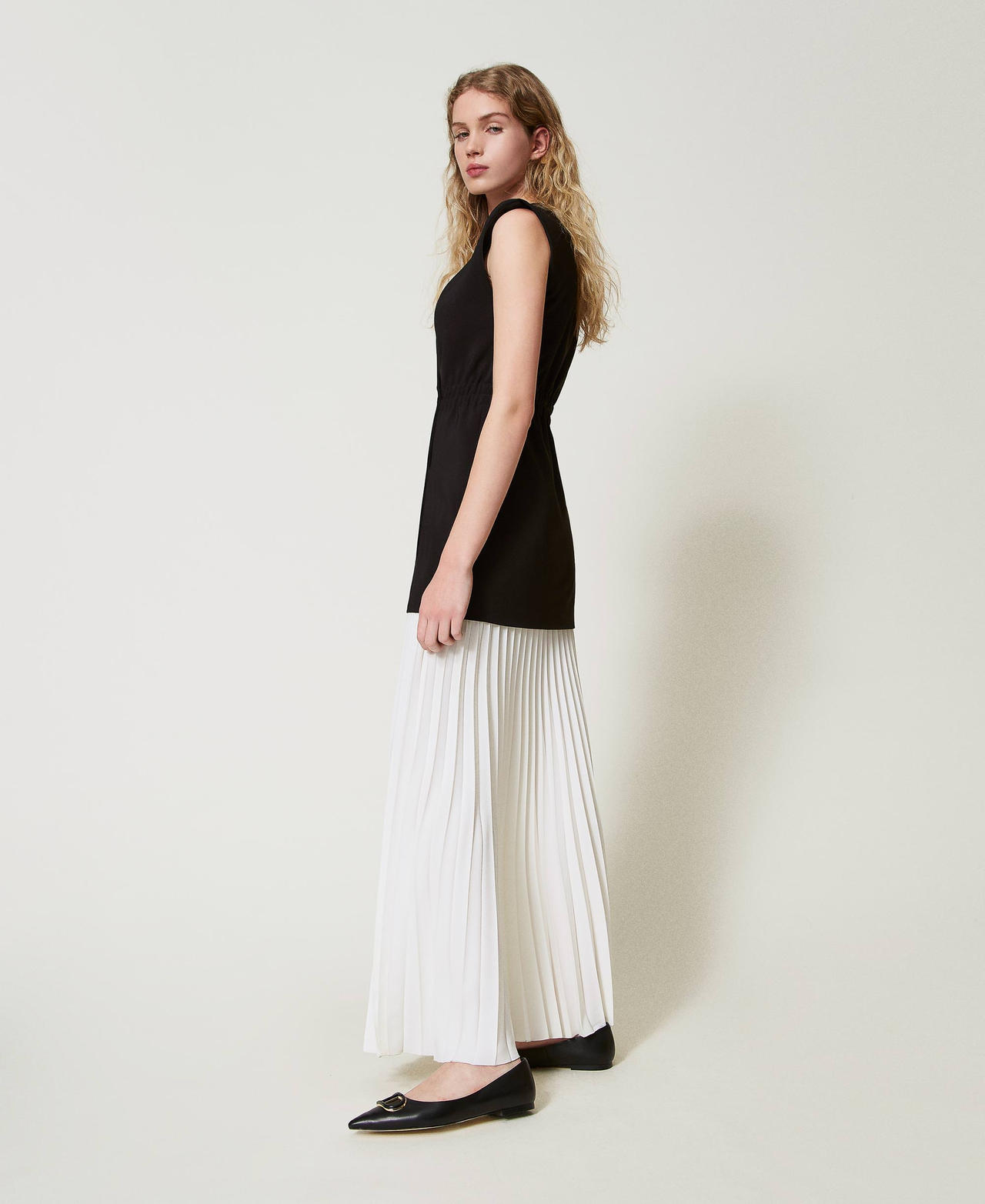 Crêpe gilet and long pleated skirt Bicolour Black / "Snow" White Woman 242TF2054_03710_02