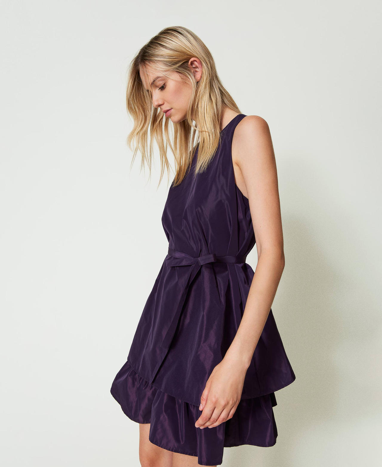 Kurzes Kleid aus Taft mit Volants Aubergine Frau 242TF2090_00029_01