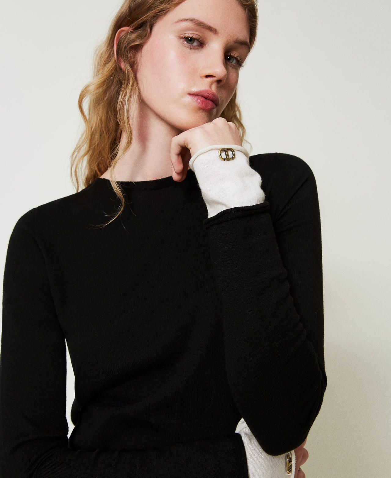 Jumper with contrasting details and Oval T Two-tone Black / Snow White Woman 242TF3020_12063_01