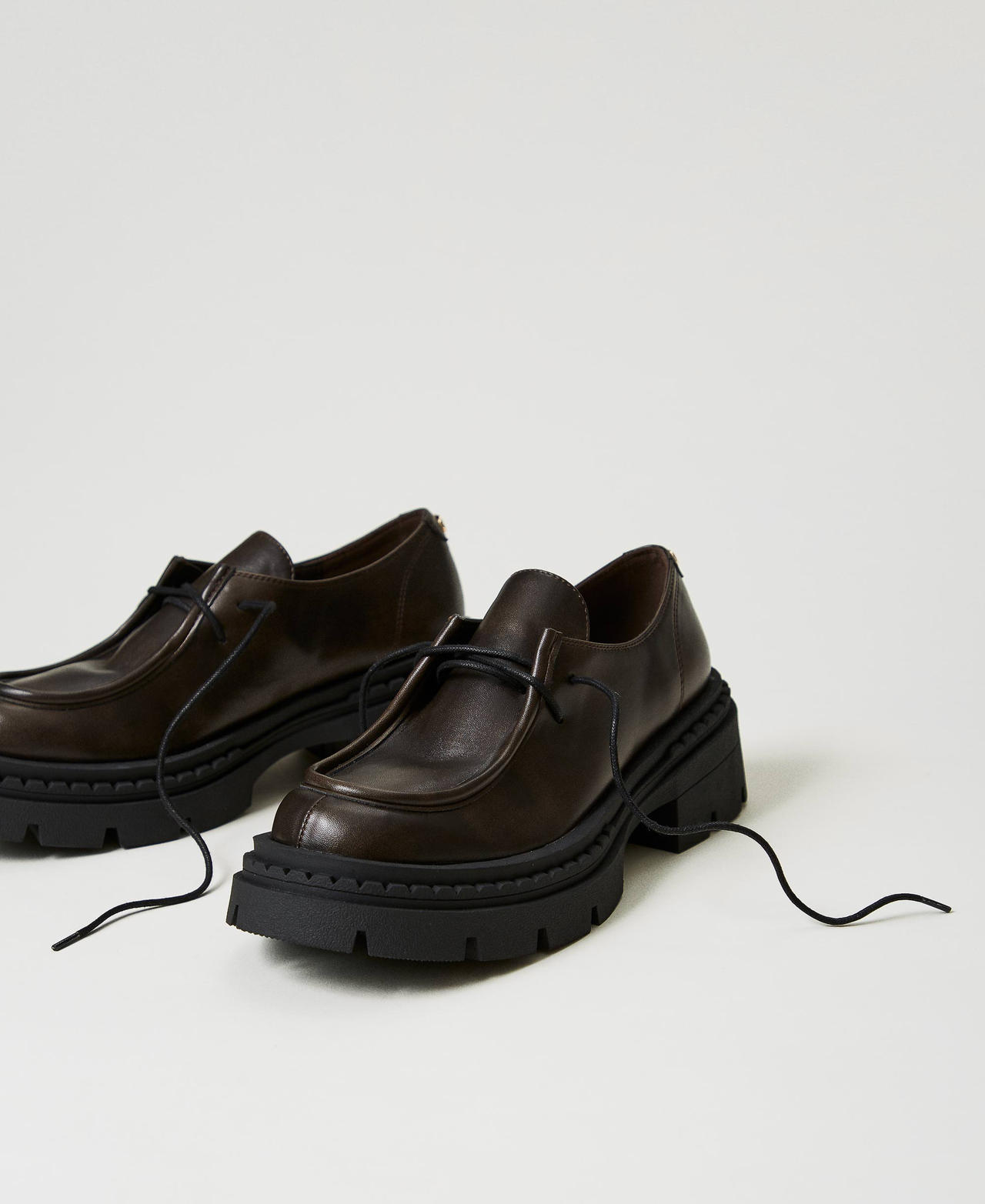 Scarpe stringate con Oval T Coffee Chocolate Donna 242TGT112_11946_02