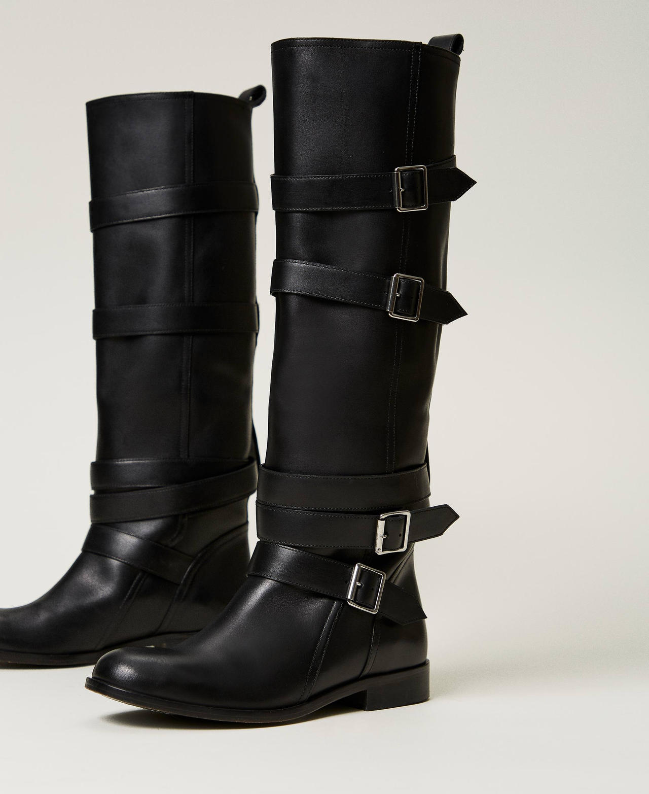 Botas de piel con correas