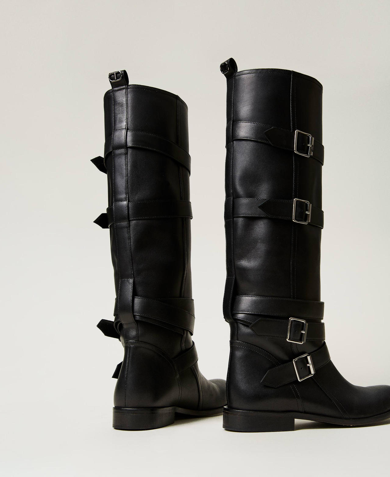 Botas de piel con correas