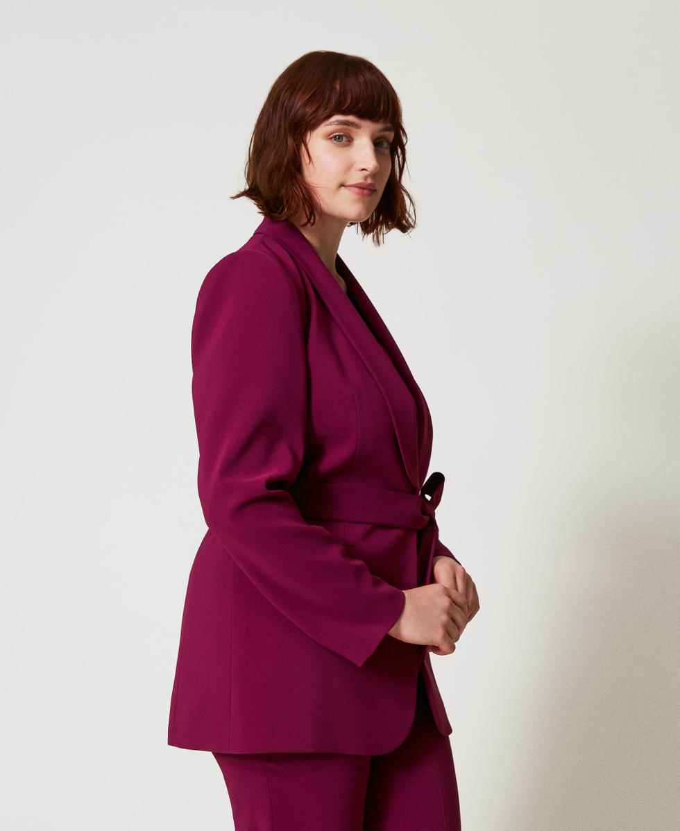 Blazer avec ceinture et cha&icirc;ne Oval T