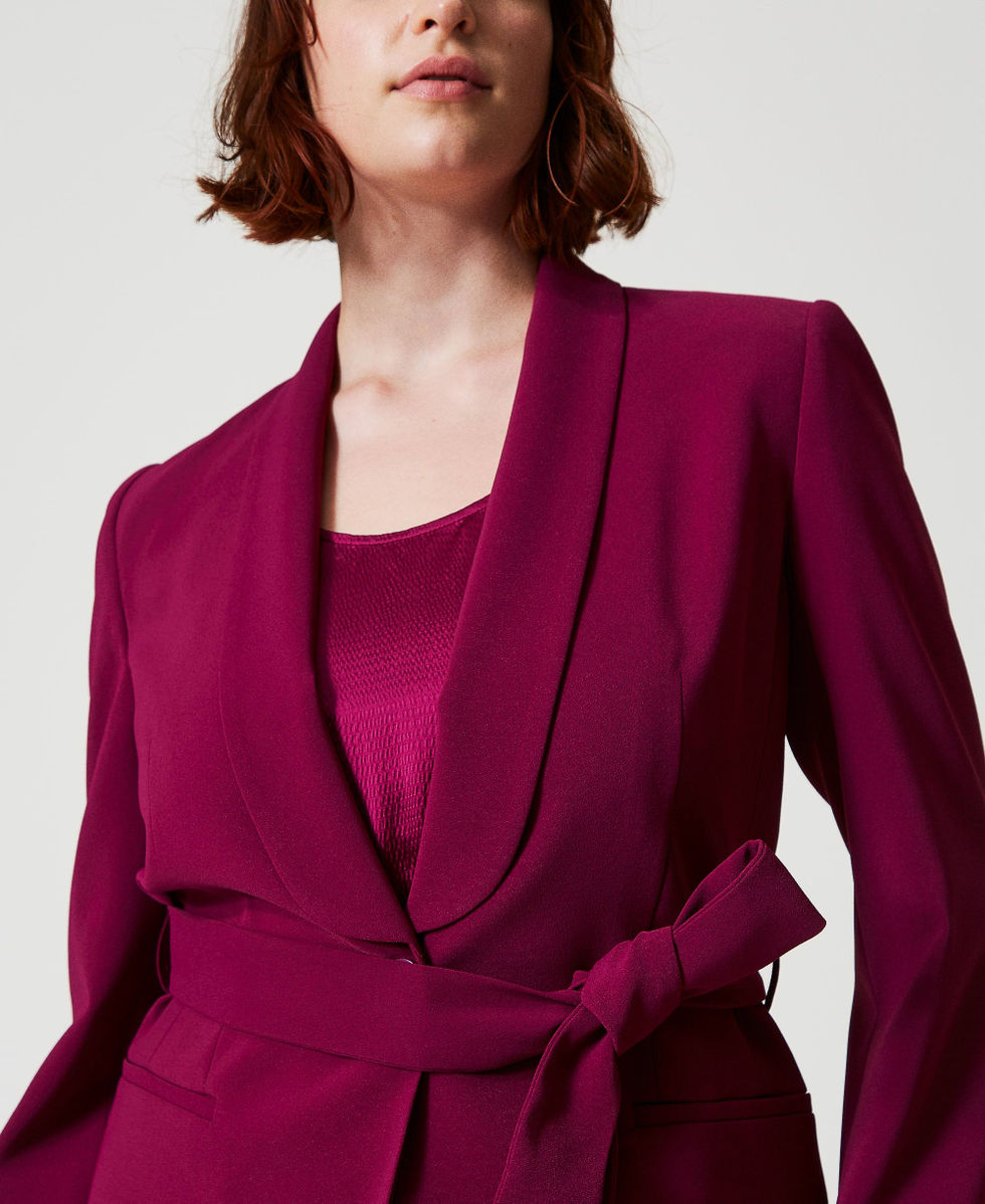 Blazer avec ceinture et cha&icirc;ne Oval T