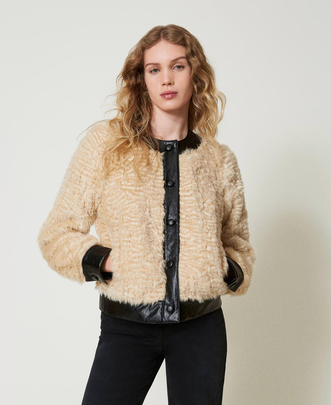 Blouson boxy en fausse fourrure  Bicolore Ivoire / Noir Femme 242TP2092_06451_01