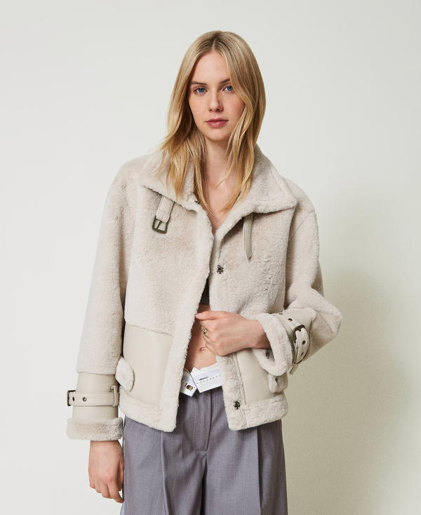 Blouson en fausse fourrure avec brides
