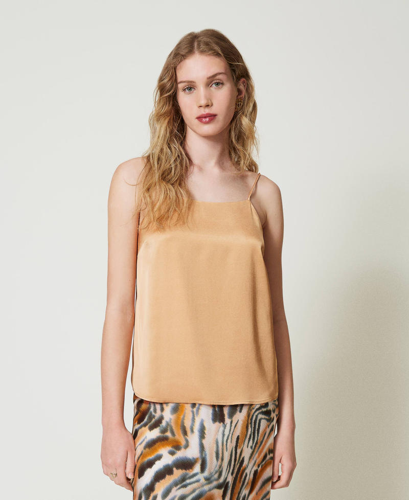Top in raso con scollo dritto