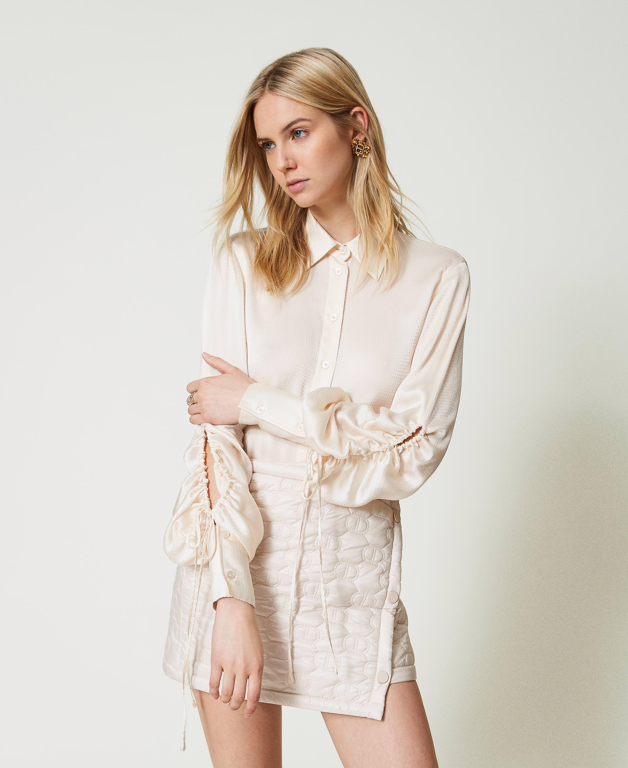 Camicia in raso martellato con obl&ograve;