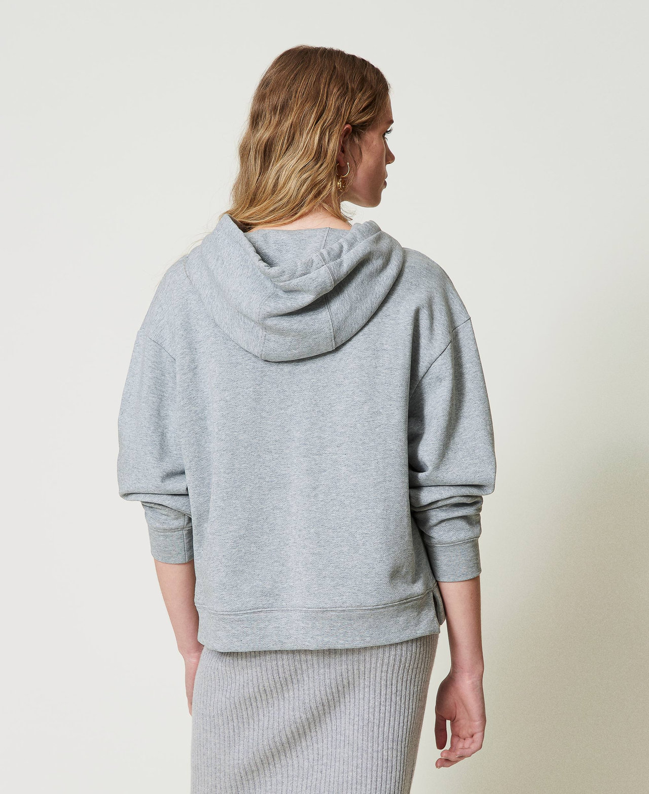 Felpa over con charm Oval T Grigio Mélange Medio Donna 242TP2490_0082M_03