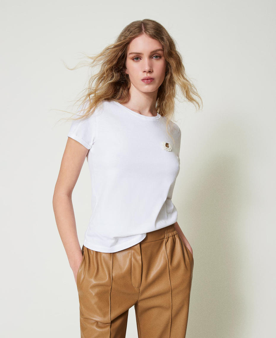 Camiseta ce&ntilde;ida con broche de ganchillo Blanco Mujer 242TP2502_00001_01