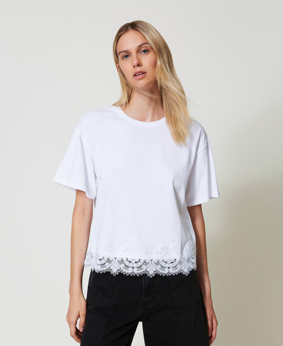 T-shirt cropped avec dentelle macram&eacute; Blanc Femme 242TP2510_00001_01