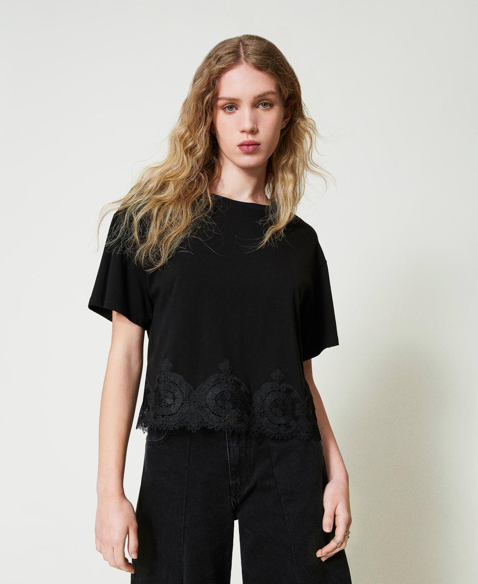 T-shirt cropped con pizzo macram&egrave; Nero Donna 242TP2510_00006_02