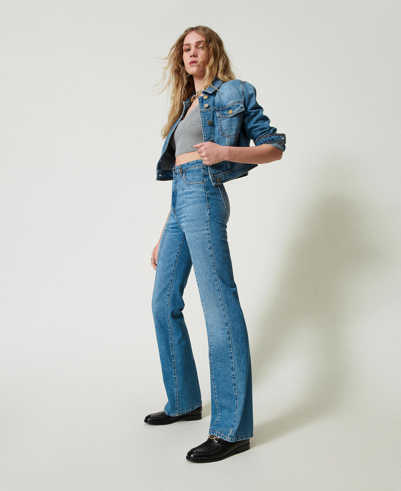 Flare-Jeans&nbsp;mit f&uuml;nf Taschen Denim Frau 242TP2563_00078_01