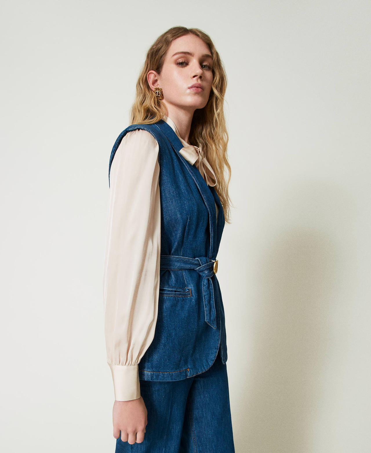 Chaleco vaquero con cintur&oacute;n Denim Mujer 242TP2611_00078_02