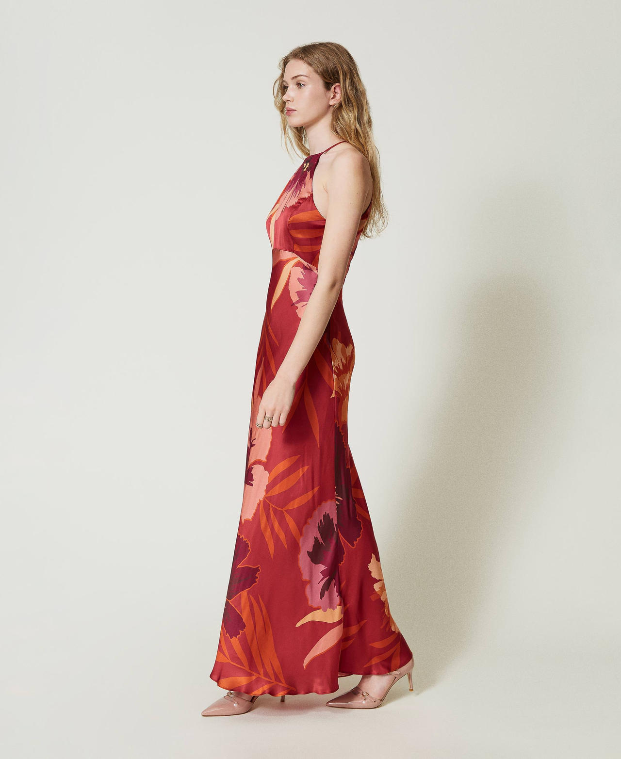 Long floral satin dress with halter neck Red / Red Plum Macro Flowers Woman 242TP2660_11916_02