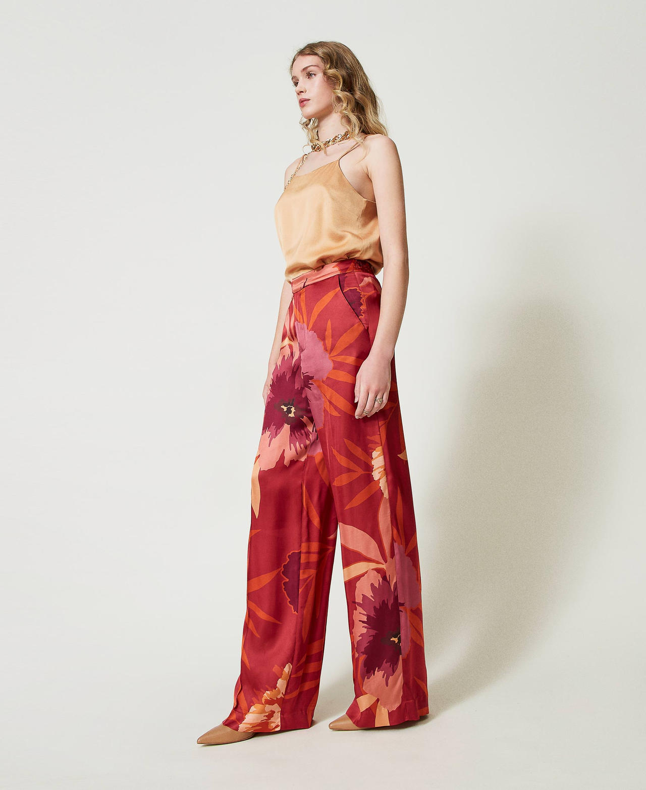 Wide leg floral satin trousers Red / Red Plum Macro Flowers Woman 242TP2664_11916_02