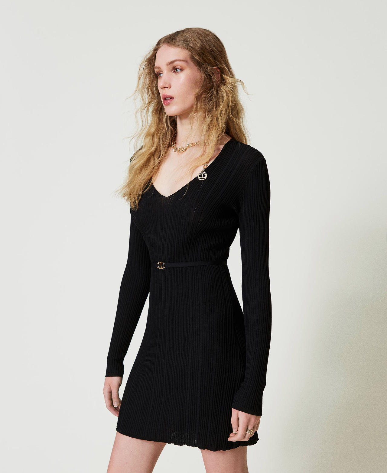 Short ribbed knit dress with belt