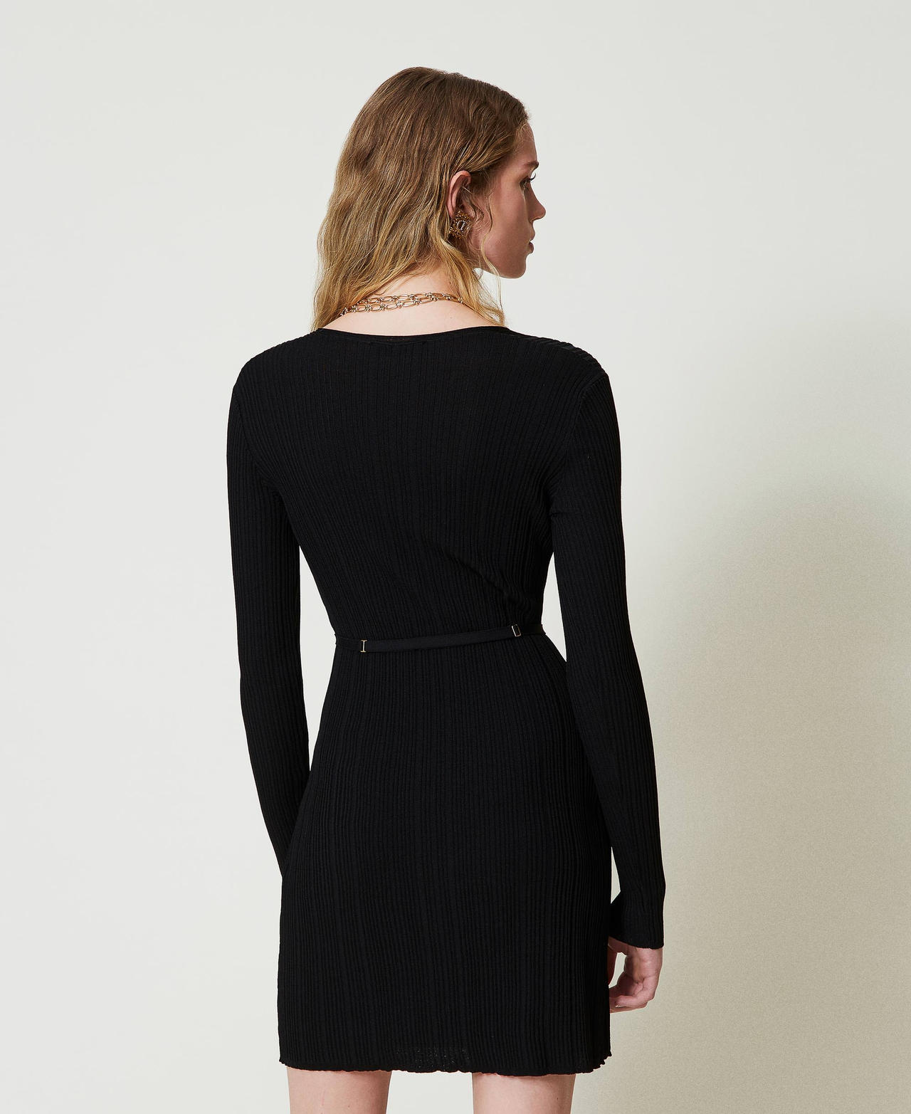 Short ribbed knit dress with belt