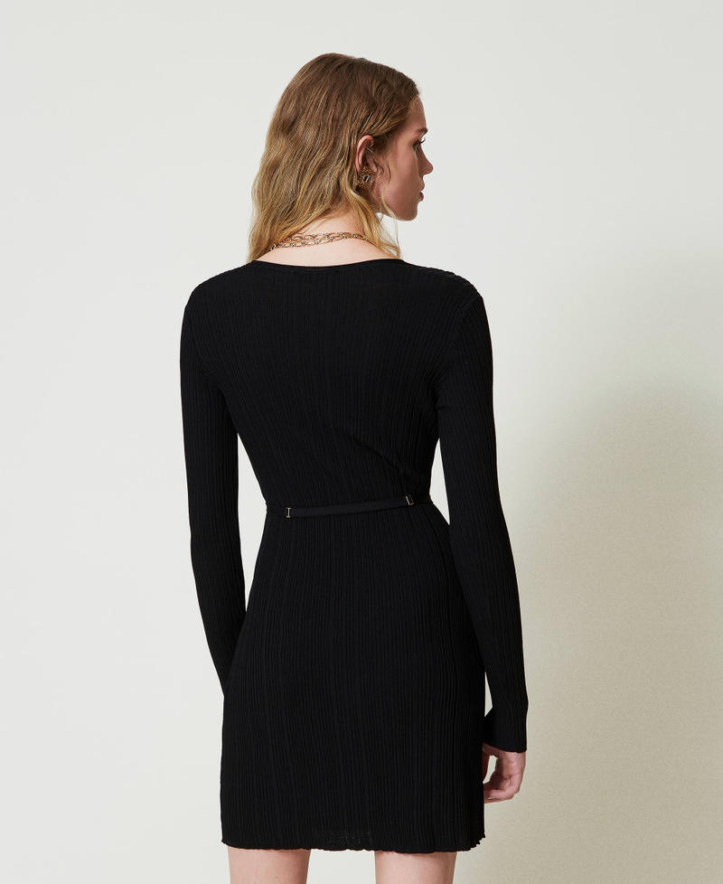 Short ribbed knit dress with belt