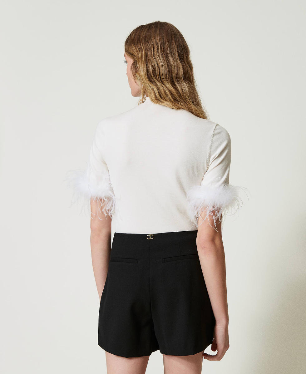 Pull col montant avec plumes
