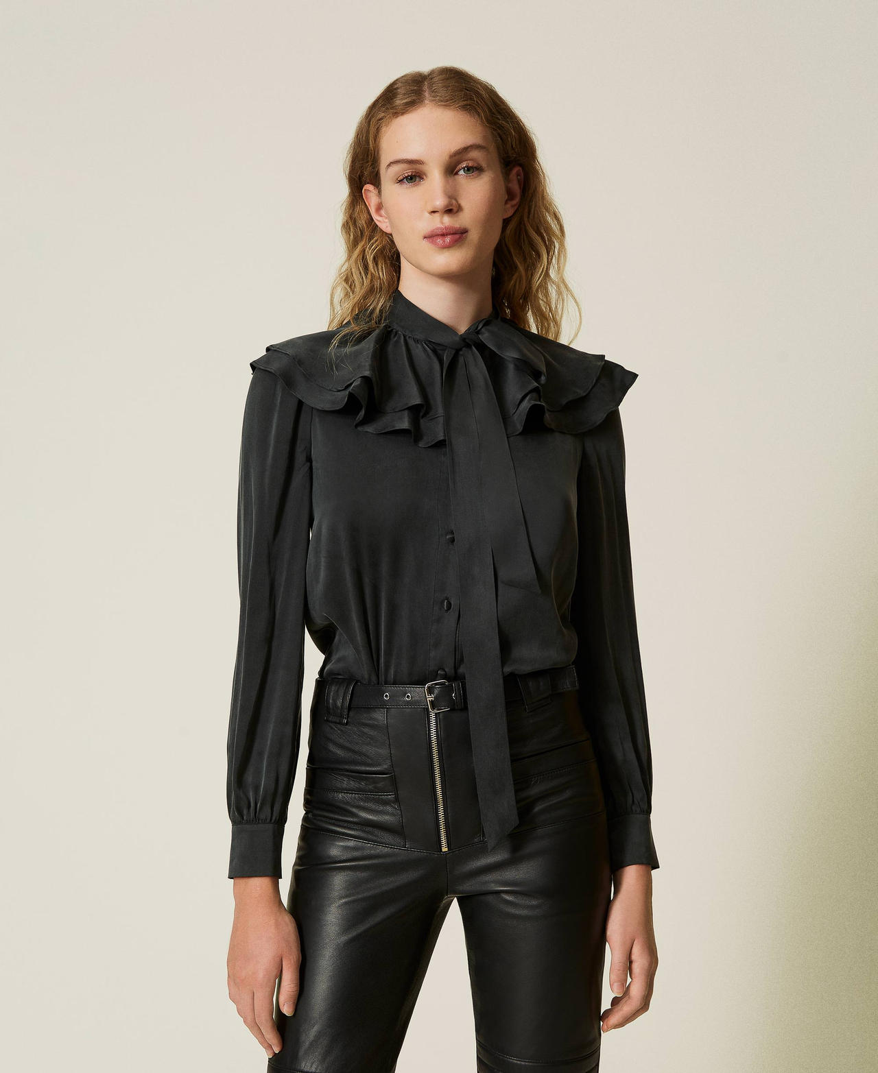 Camicia in raso di seta con volant
