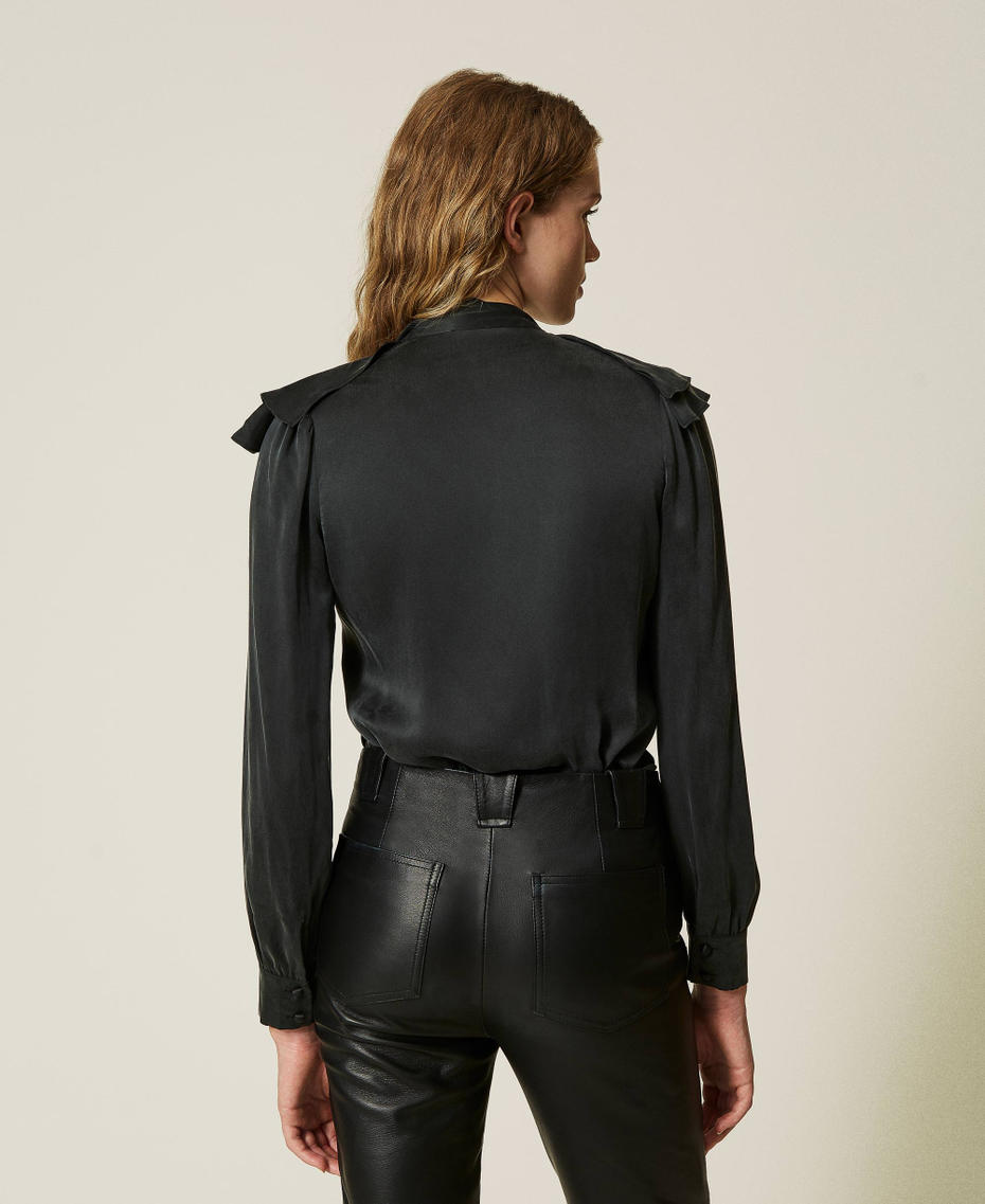 Camicia in raso di seta con volant