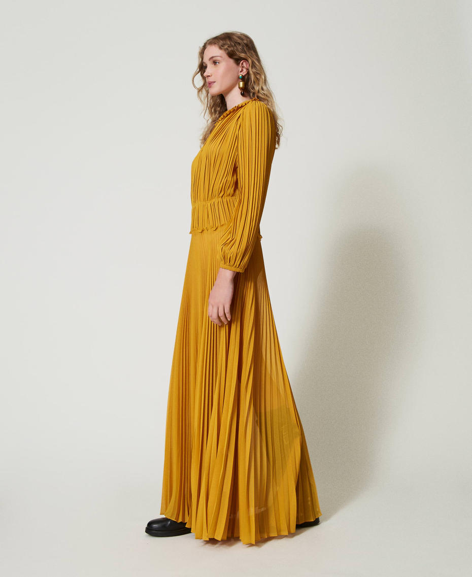 Robe longue en cr&ecirc;pe georgette pliss&eacute; Jaune Ocre Femme 242TS2160_12081_03