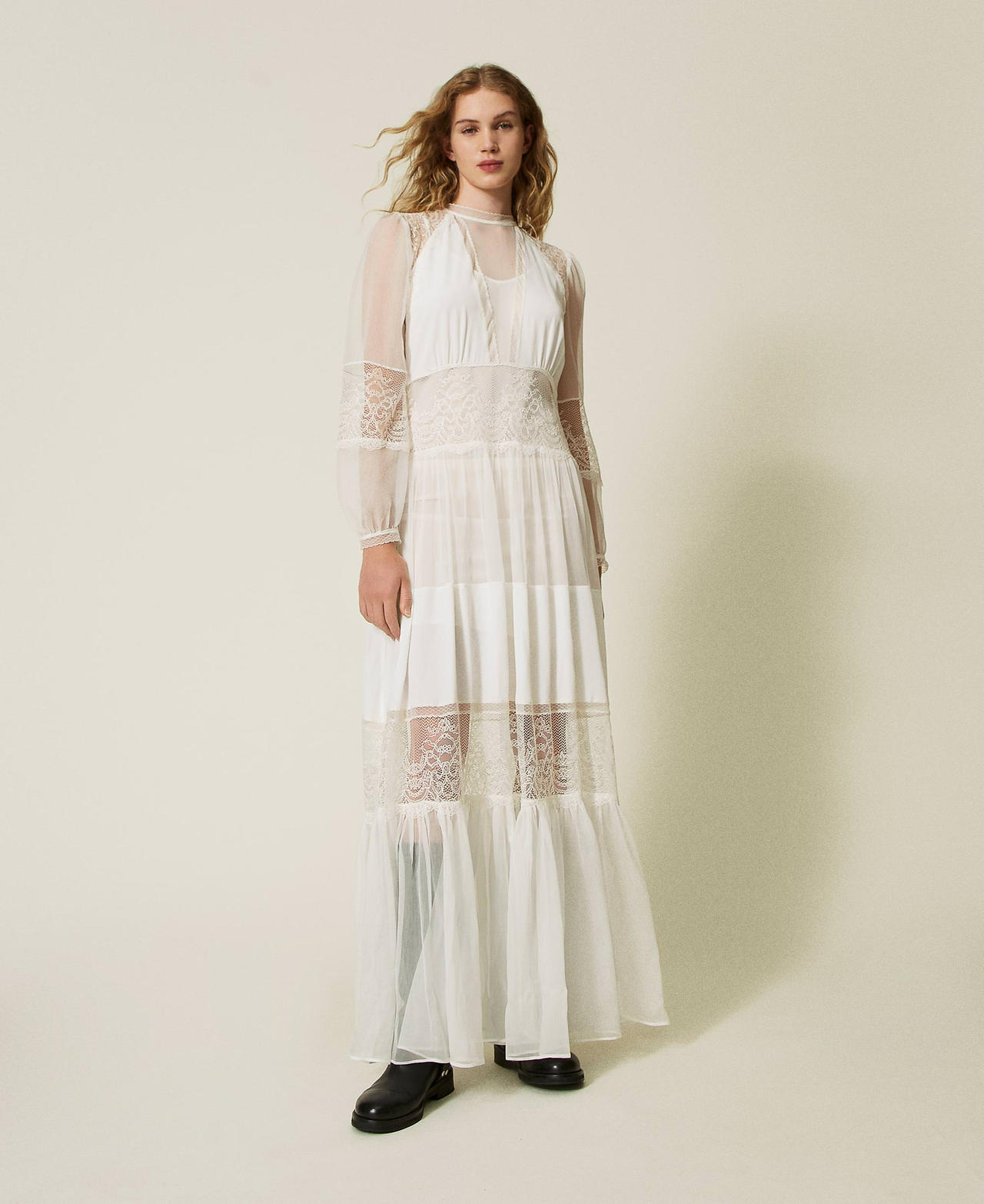 Vestido de crep&eacute; de seda con encaje