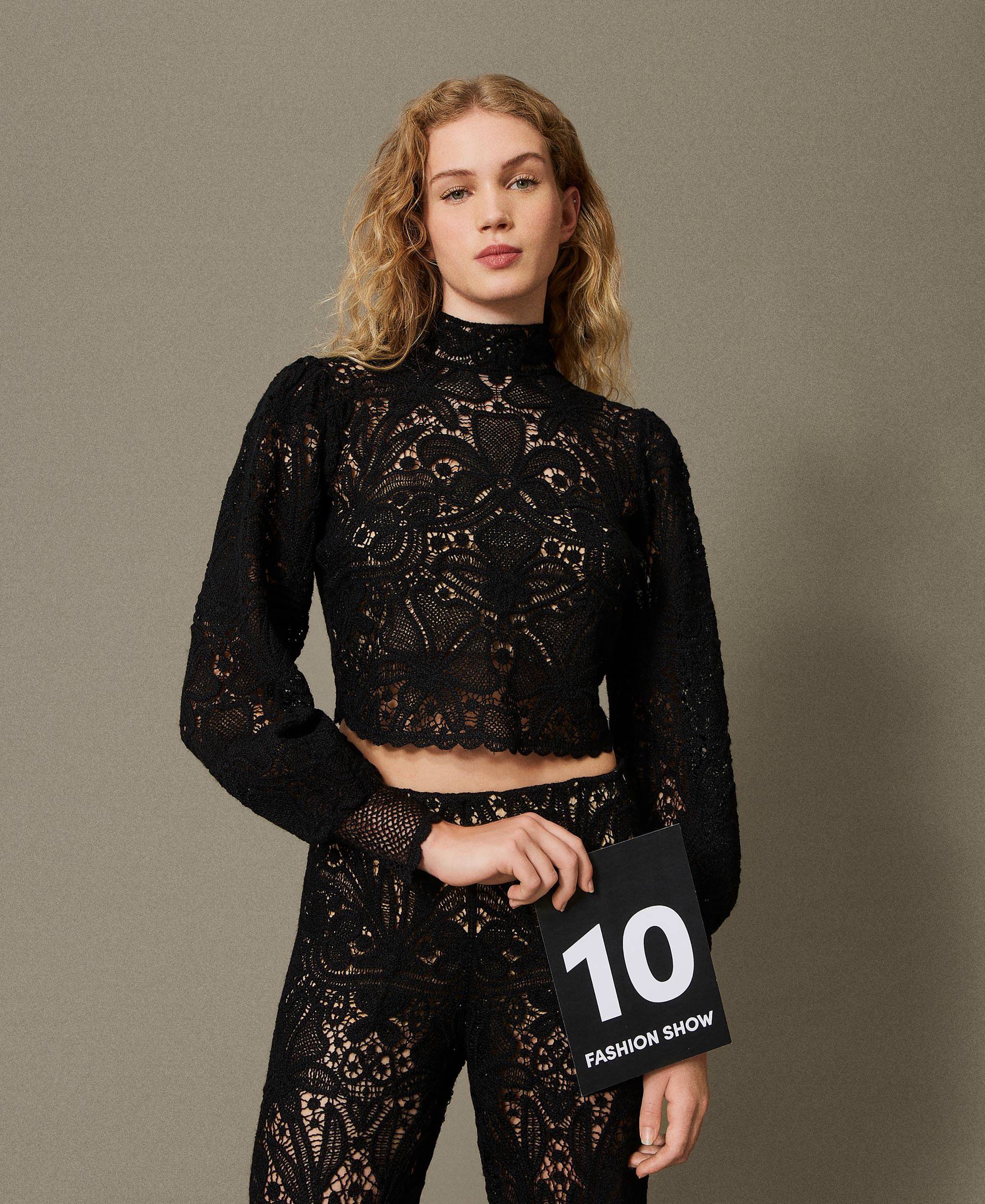Pull boxy en crochet floral