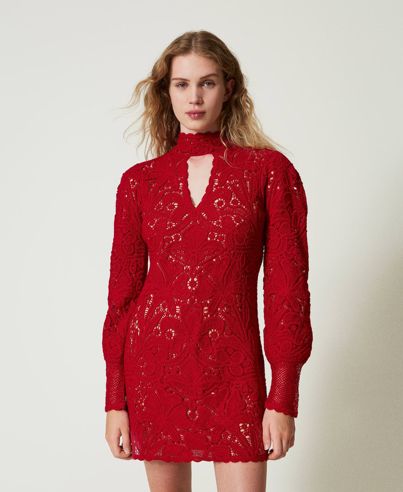 Robe courte en maille florale au crochet