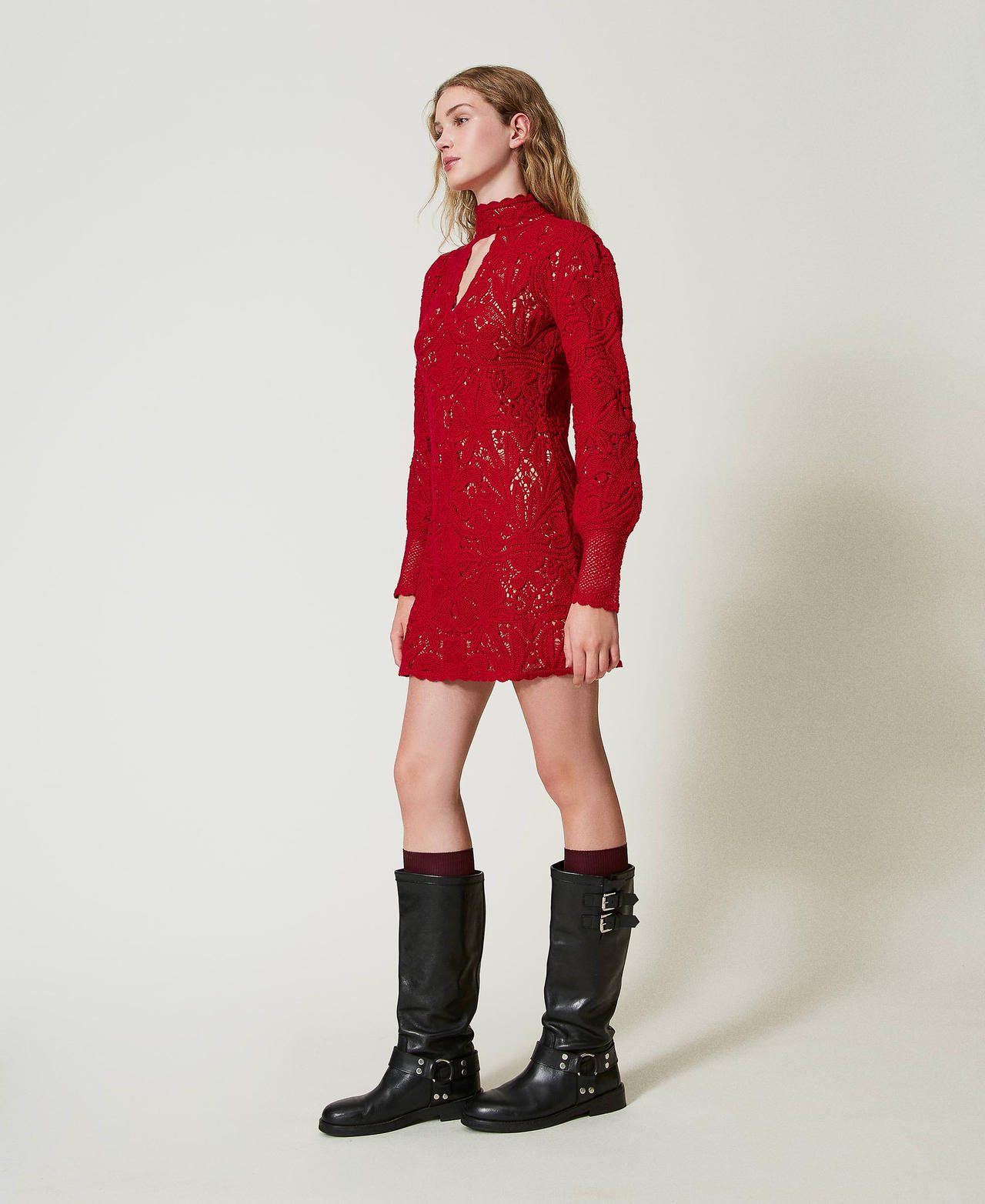 Robe courte en maille florale au crochet