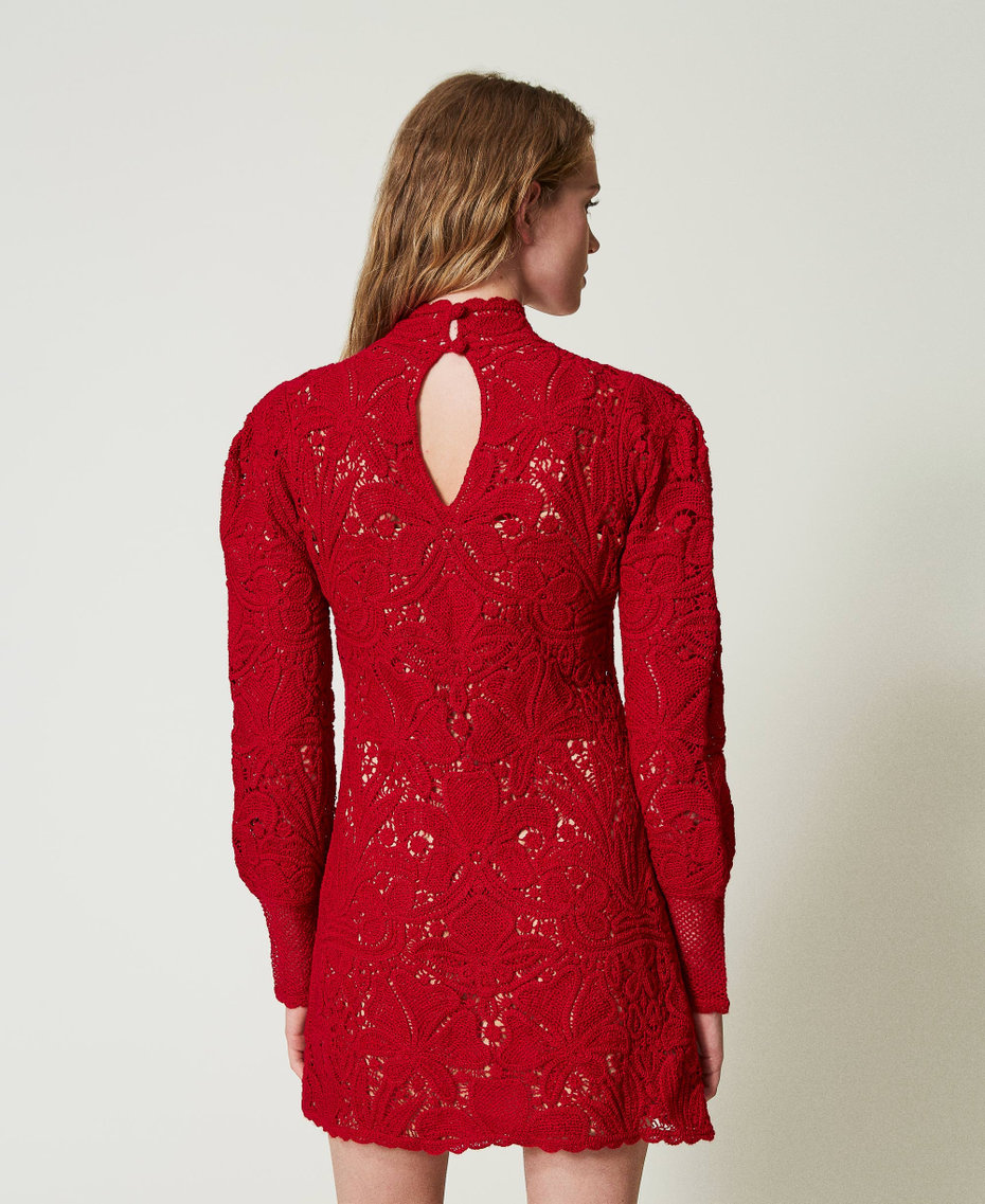 Robe courte en maille florale au crochet