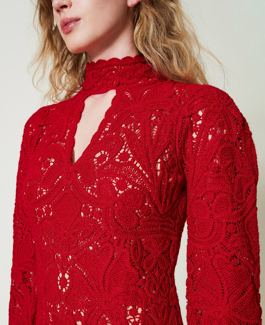 Robe courte en maille florale au crochet