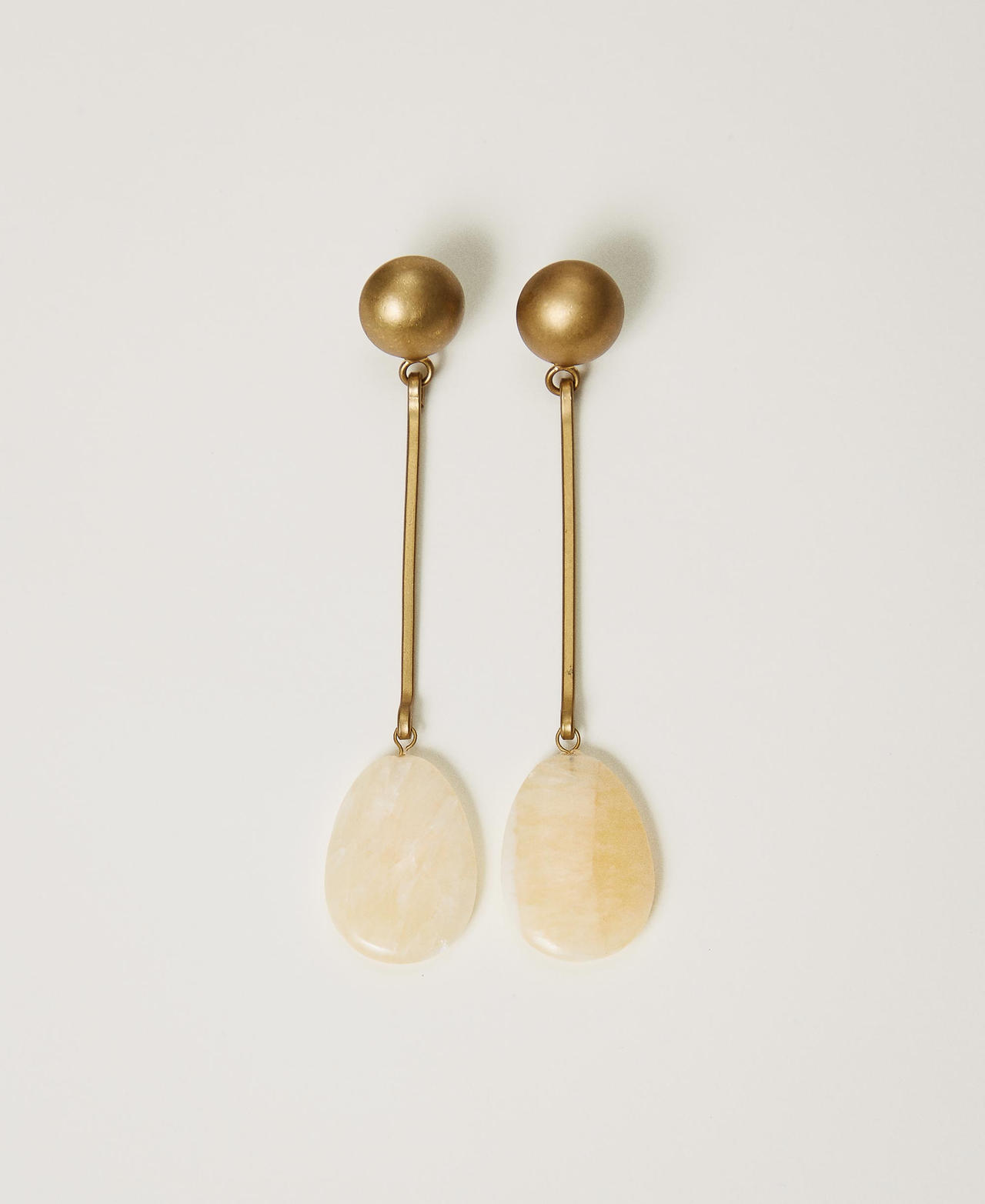 Metal earring with stone