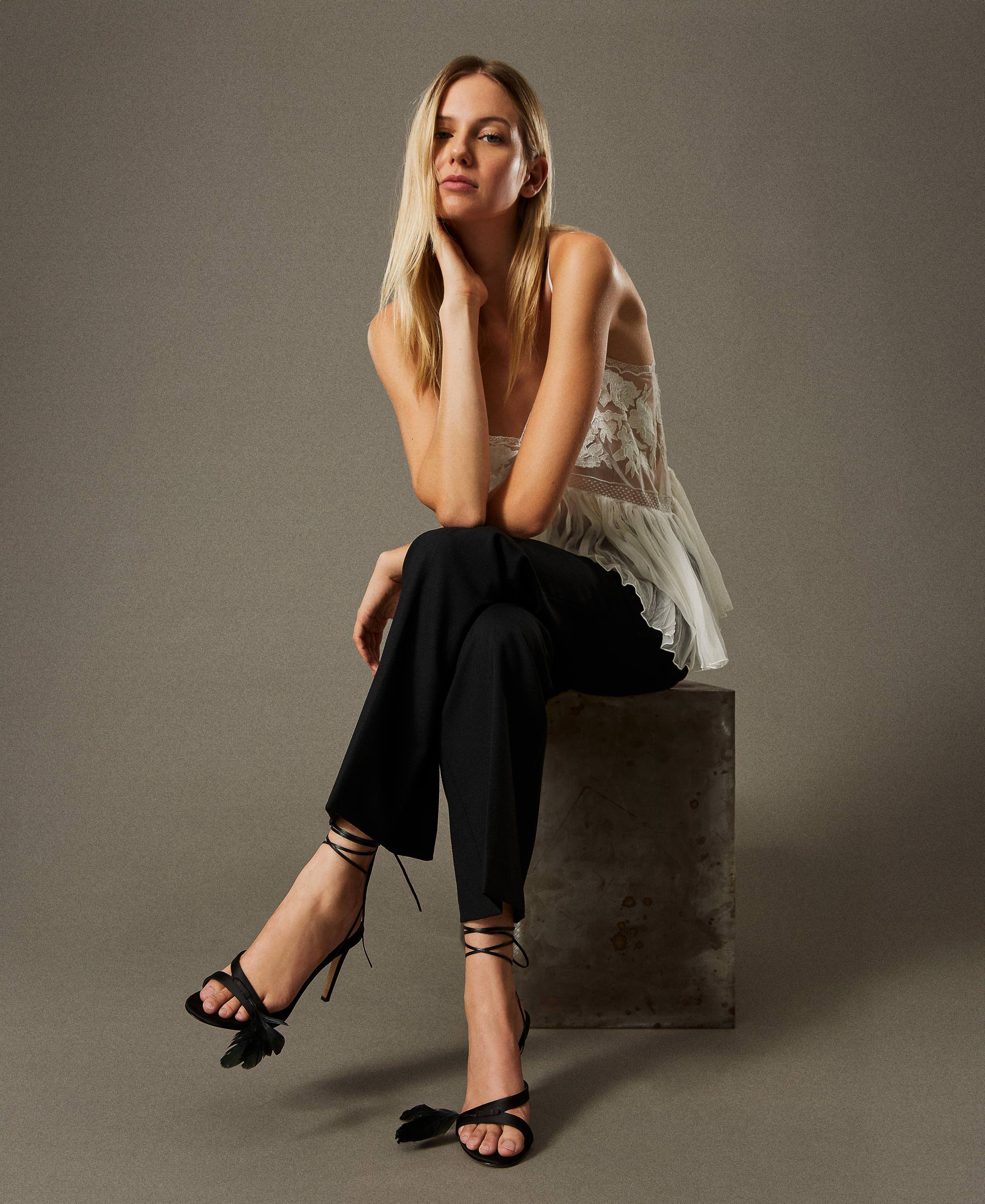 Sandales avec lacets et plumes