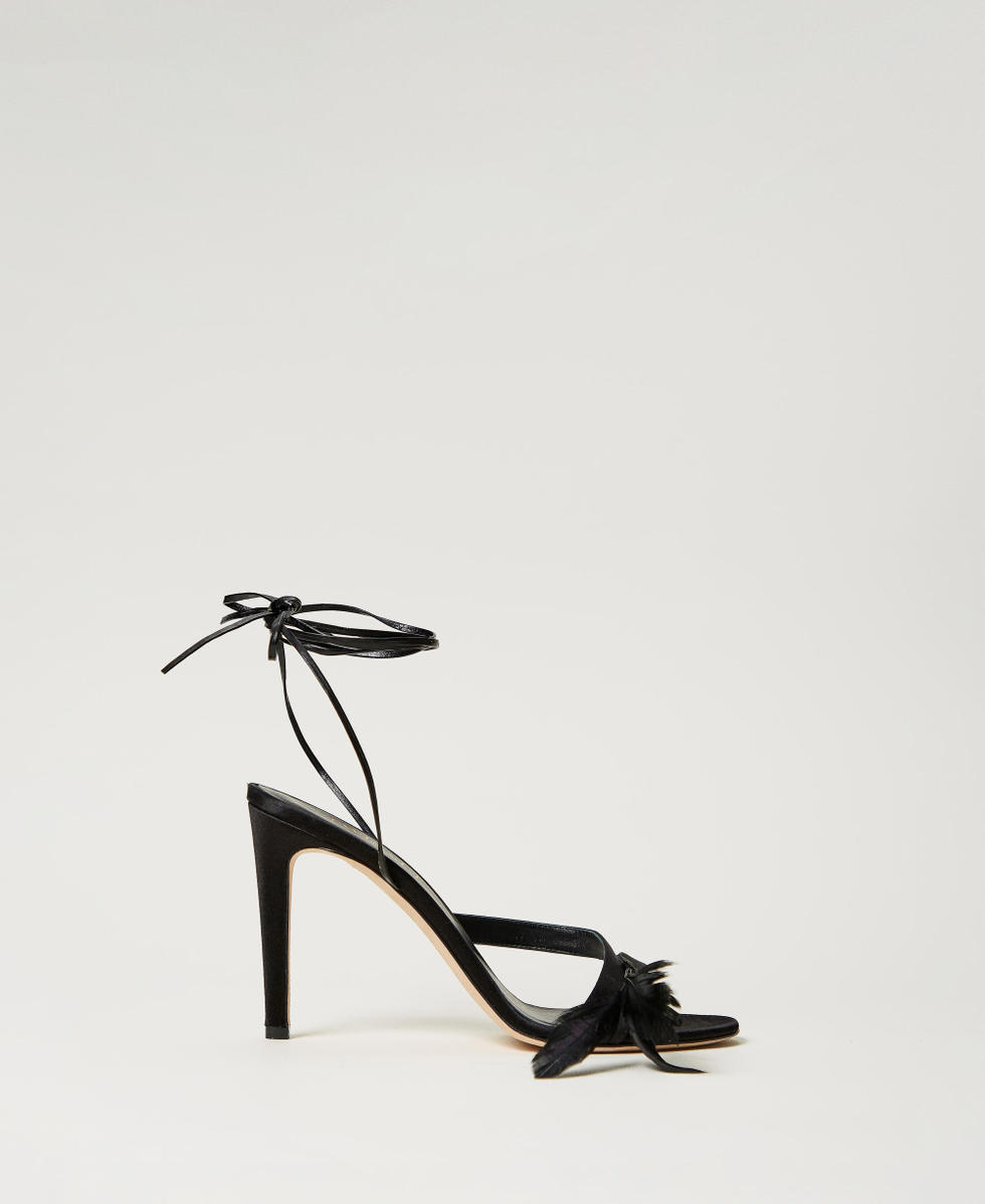 Sandals with laces and feathers