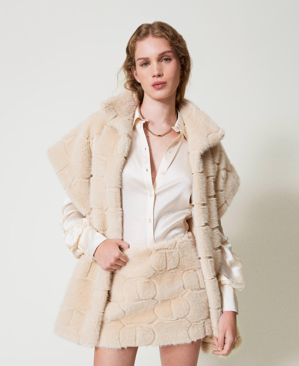 Mini-jupe en fausse fourrure avec Oval T Blanc &laquo;&nbsp;White Cream&nbsp;&raquo; Femme 242TT2032_11952_01