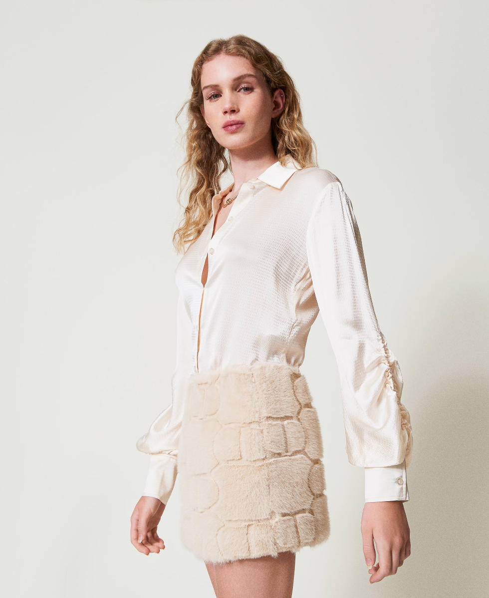 Mini-jupe en fausse fourrure avec Oval T Blanc &laquo;&nbsp;White Cream&nbsp;&raquo; Femme 242TT2032_11952_02