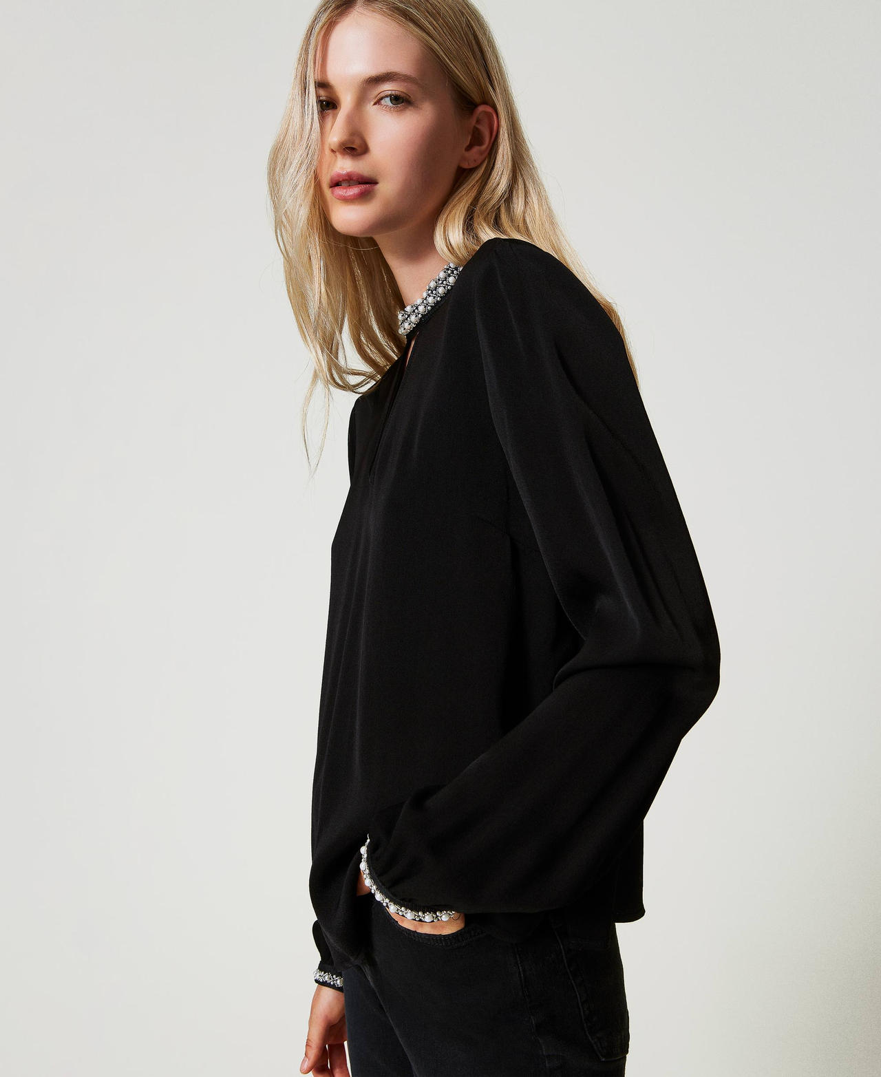 Blusa in cr&ecirc;pe con ricami Nero Donna 242TT2262_00006_02