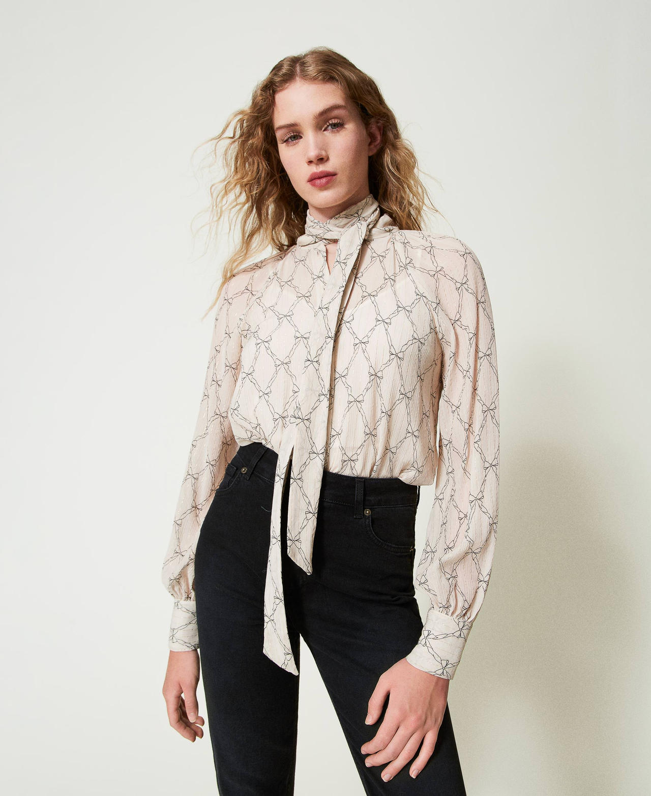 Camisa de crep&eacute; con estampado de lazos Estampado Lazos Blanco &laquo;White Cream&raquo; / Negro Mujer 242TT2442_12048_01