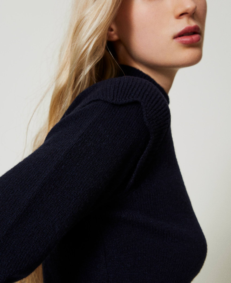 Wool and cashmere jumper with scalloped hem